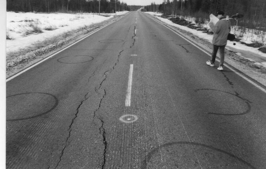 Mt 94 Männikkövaaran koerakennuskohde 4 74 (koko tie) ja Pl. 8 (oikea kaista). Massanvaihtorakenteessa havaittiin useita keskilinjan ja kaistojen pituushalkeamia.