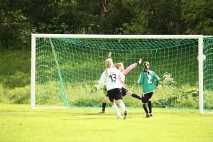 kulmasta iski Jenni kauden avausmaalinsa ja lopputokseksi tuli 5-0 Hakalle.