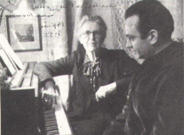 4 Kuvio 1. Nadia Boulanger ja Astor Piazzolla Pariisissa 1955 Oktetti keräsi kunniaa ja mainetta, mutta myös kritiikkiä ja paheksuntaa. Lopulta oktetti hajosi epäsuotuisen esiintymistilanteiden takia.