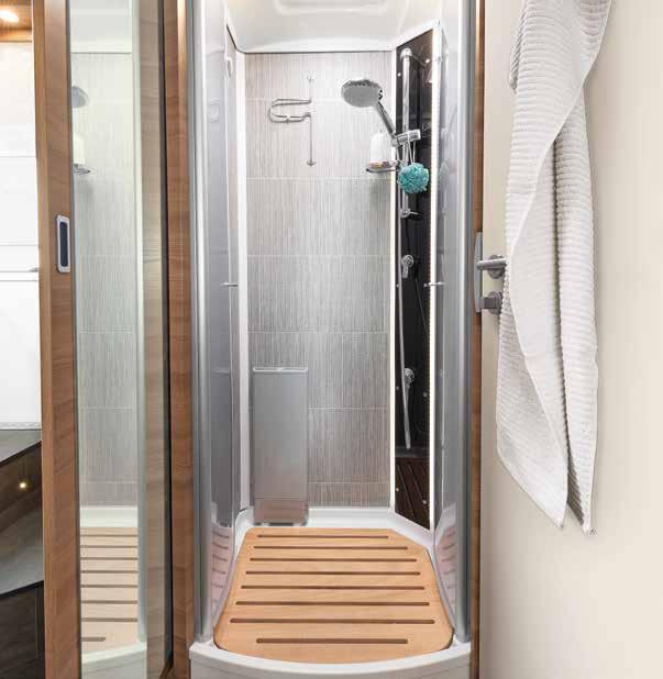 Sen salaisuus on eri kohtiin lukittuvissa ovissa, joiden avulla pesutilasta ja suihkukaapista voidaan muodostaa koko auton levyinen pesu- ja pukeutumistila. ª ª Pesuallas ja tilava allastaso.
