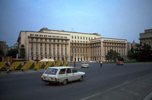 Ceaușescun aikana aloitettu monumentaalikeskustan rakentaminen oli keskeytetty ja Kansanpalatsi oli