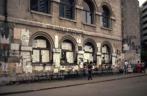 Vuoden 1989 tapahtumien jälkiä Bukarestin yliopiston seinässä ja sen marttyyrien muistomerkki kaupungissa.