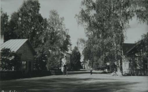 Kirkko hallitsee maisemaa, joskin se on osittain jäänyt metsän peittoon (vrt. kuvapari Rautalampi ennen ja nyt).