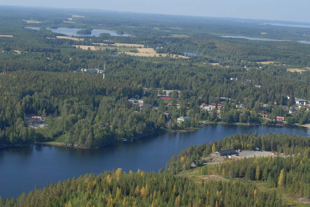 Avonaiseksi hakatut vuoren huipulta Pitkälahden rantaan ulottuvat paljaat rinteet pistävät silmään varsinkin