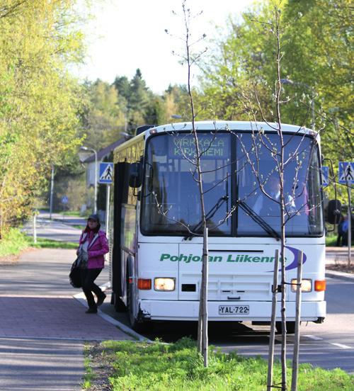 34 Lohjan taajamaosayleiskaavan liikennejärjestelmäsuunnitelman päivitys seen ja informaatioon reiteistä ja aikatauluista. Liityntäpysäköintipaikkoja on nykyisin kysyntään nähden niukasti.