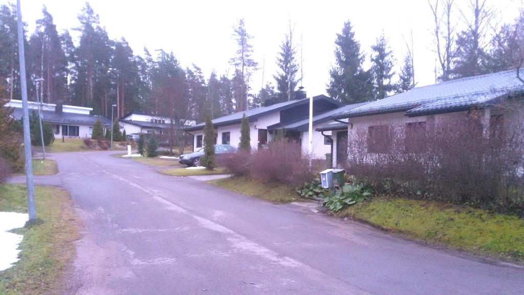 hiihtolatureitti. Alueella on lisäksi joitakin lähiasukkaiden käyttämiä polkuja. Kuva 5. Rakennettua ympäristöä Martinpolun varrelta (13.11.