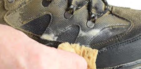Hiero vaha kengän pintaan pyörivällä liikkeellä, varmista, että myös saumat on käsitelty.