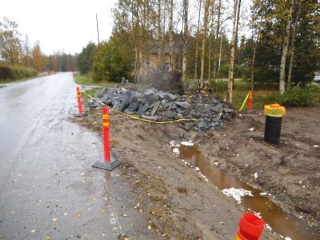 27 Kuva 5. Työmaa sijaitsi asutusalueella. 5.2.1 Rakentaminen Rakentaminen aloitettiin elokuussa puuston poistolla. Puuston poistossa käytettiin alihankintapalveluna metsäkoneyrittäjää.