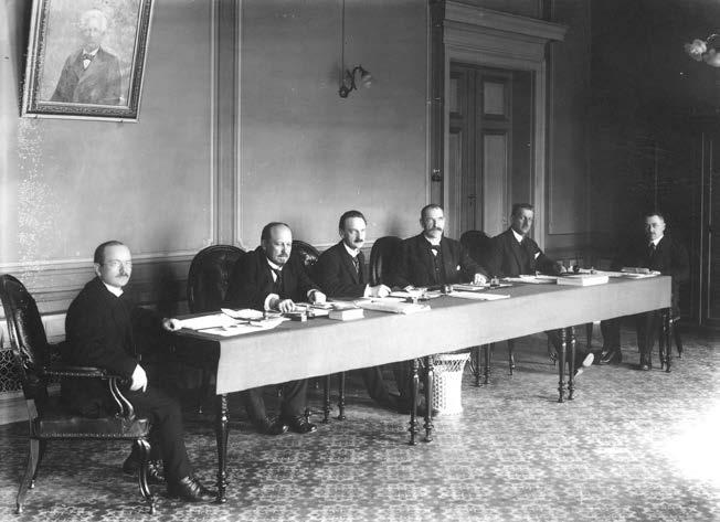 Suomen kolme ja puoli hallitusta huhtikuussa 1918 Svinhufvudin johtama senaatti Vaasassa Kyösti Kallion ja E. N.