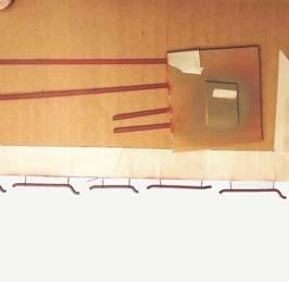 Poraa 0,8 mm:n terällä seinään reiät; poraa viistosti