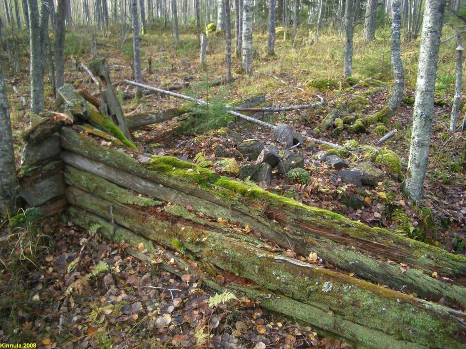 17 Kiukaan raunio kämpän jäänteiden sisällä.