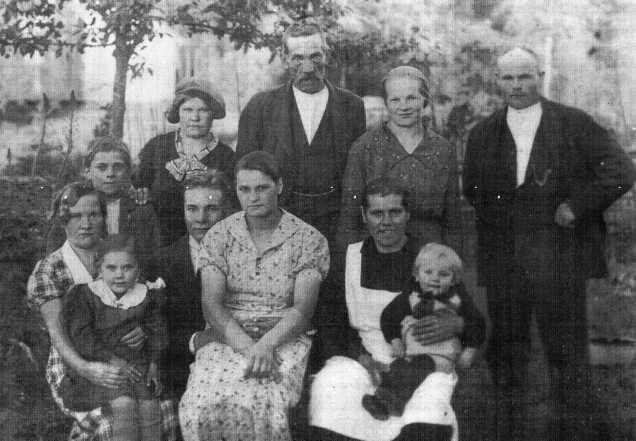 Suutari Kalle Maurits Saarisen perhe Tiensuussa. (Kuva: Saaristen kotialbumi.) ren (s. 1869, k. 1952) kanssa (ks.