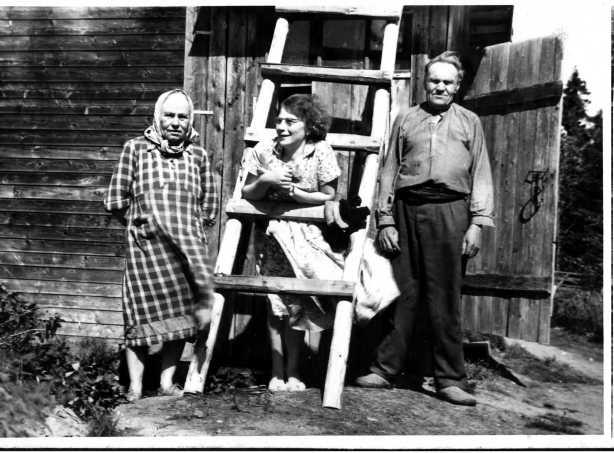 Anna ja Aukusti Rautanen, keskellä Annikki Aalto. (Kuva Annikki Aallon albumista.) 45. Rautasen mäkitupa Kalle Koiviston torppaan tuli 1860 Kalle Matinpoika (s. 1835, k.