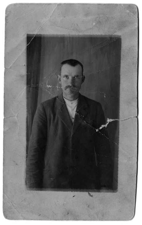 Oskari Vähätalon jälkeen talo oli kauan perikunnan hallussa ja siirtyi sitten nuorimmalle tyttärelle. Oskari ja Amanda Vähätalolla oli lapset: Väinö Vihtori (s. 1914). Elle Kaarina (s. 1919).