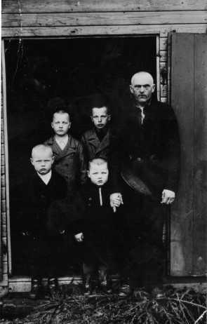 Jäätyään leskeksi 1927 August Karimäki myi tilansa tyttärelleen Lempi Amandalle (s. 1904, k. 1936) ja hänen miehelleen Valto Myllyniemelle (s. 1894, k. 1968) asumisoikeutta ja eläke-etuja vastaan.