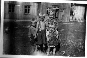 Ville oli sillon kansalaissodan jälkiselvittelyjen vuoksi estynyt osallistumasta lastenhoitoon. Eufrosyne (s. 1886). Pso Frans Viktor Lehto Krannin torpasta Illosta (Hoipolan Kytän alustaa).