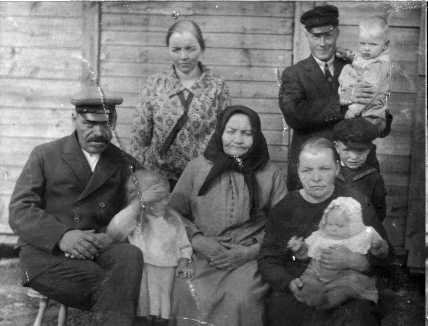 Kristiina Antintytär palasi miehensä kuoleman jälkeen takaisin Mäenpäähän ja muutti sieltä 1890 poikansa luokse Paraisille. Pakulan torppa tuli Juha Matinpojan jälkeen Israel Karimäen haltuun.