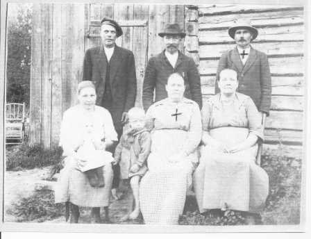 pojan Juho Oskarin (s. 1877, k. 1935) kanssa, joka otti nimen Rantanen. He asuivat aluksi Peuraniemessä, jonkin aikaa myös Laukulan kylässä (Ingin alustaa), ja muuttivat Lähteenmäkeen 1902.