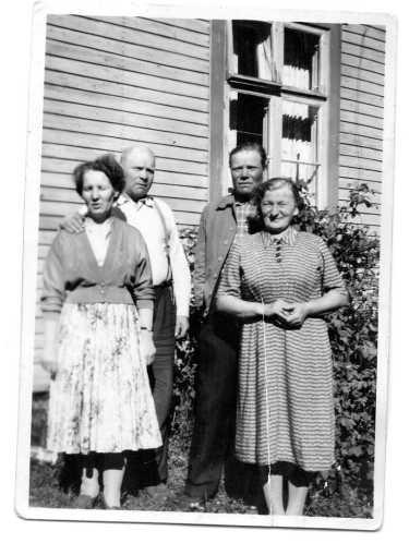 Mäkelän talo 1950-luvulla. (Mäkelän perhealbumista.) Inkeri ja Voitto Mäkelä sekä vasemmalla Arvo ja Elli Mäkelä. Kalle Oskari (s. 1872) otti Frans-veljensä nimen Reunanen.