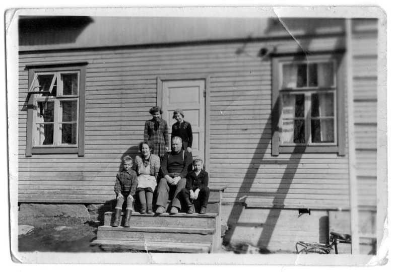 Muutti 1899 Tyrväältä rengiksi Muurlan Isotaloon ja 1903 edelleen Uskelaan. Pso Muurlassa 1900 Martta Fredriika Lehtinen (s. 1881). Heille syntyi Muurlassa kaksi lasta, tytär ja poika.