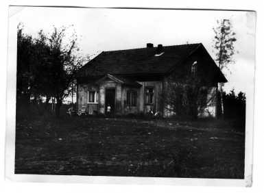 Välimaan päärakennus 1960-luvulla. (Raimo Haaviston albumi.) Loimaalla Vesikosken Hollon rusthollissa ja oli opiskellut Turun akatemiassa vuodesta 1779. Häntä sanottiin komissaariksi.