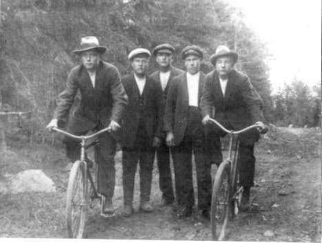 VANHAA HISTORIAA Kämmäkän kylänmiehiä 1920-luvulla.
