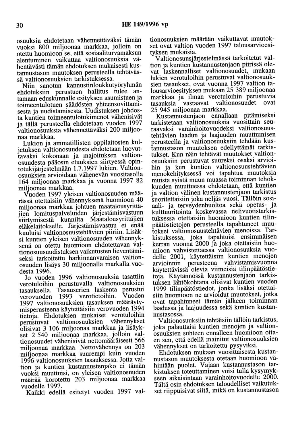 30 HE 149/1996 vp osuuksia ehdotetaan vähennettäväksi tämän vuoksi 800 miljoonaa markkaa, jolloin on otettu huomioon se, että sosiaaliturvamaksun alentuminen vaikuttaa valtionosuuksia vähentävästi