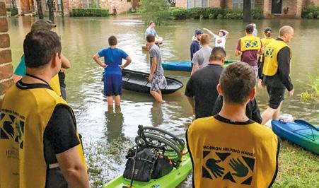 Apua vaikeina aikoina Hurrikaanin ja ankaran tulvan jälkeen Houstonissa Texasissa Yhdysvalloissa eräs iäkäs nainen näki myöhempien aikojen pyhien, jotka olivat pukeutuneet keltaisiin Helping Hands -