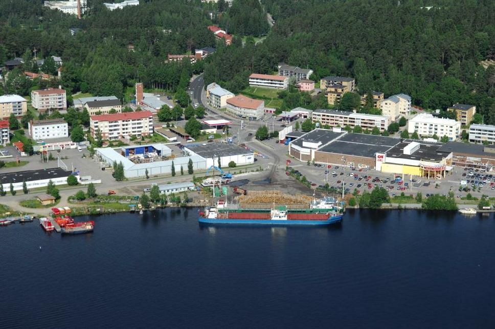 Ilmakuva suunnittelualueesta idästä kuvattuna 4.2.2 Liikenne Suunnittelualuetta sivuavat pääkadut Savonkatu ja Tulliportinkatu olivat osa valtatien 14 linjausta Savonlinnan ydinkeskustan läpi.