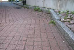 Autotallien eteen on joissakin kohdissa rakennettu painuman takia asfalttiset luiskat, jotka haittaavat kunnossapitoa eivätkä sovi kadun yleisilmeeseen.
