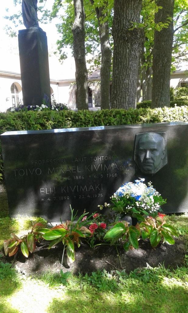 Epilogi T.M. Kivimäen hautakiven paljastustilaisuudessa Hietaniemen hautausmaalla vuonna 1968 Timo Närhinsalo esiintyi ensimmäistä kertaa Kuusistojen suvussa.
