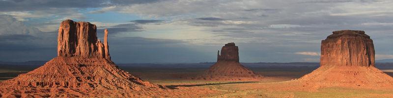 Monument Valley on ehkä tunnetuin esimerkki klassisesta amerikkalaisesta Lännen maisemasta, joka sijaitsee Navajo Nationin rajalla Arizonan ja Utahin rajalla.