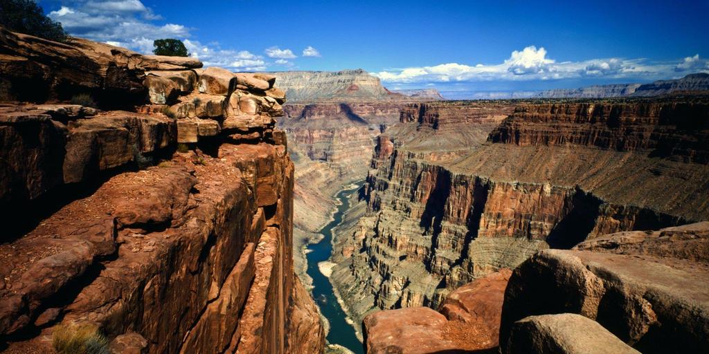 Grand Canyonin kansallispuisto sijaitsee Luoteis-Arizonassa Yhdysvalloissa. Grand Canyon on yksi maailman luonnonihmeistä. Se on yksi vanhimmista Yhdysvaltojen kansallispuistoista.