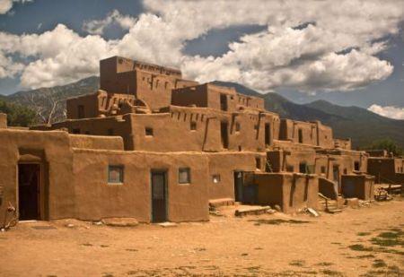 Taos Pueblo sijaitsee Taosin kaupunkin pohjoispuolella. Se on vanha Amerikan intiaanien kylä ja tänä päivänä UNESCON maailman perintökohde historiansa, kulttuurinsa ja kauneutensa ansiosta.