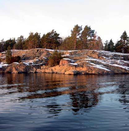 Ulkosaariston luodot ovat lähes kasvittomia, sen sijaan vedenalainen luonto koostuu elämää kuhisevista hiekkasärkistä ja riutoista sekä kalliosaarten rantavyöhykkeestä.