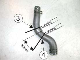 13/16 14 D Die Abdeckung unterhalb des Motors ausbauen. Den Schlauch (1) vom oberen Ende der Original-Elektropumpe (2) entfernen. Die Schläuche mit einem scharfen Messer voneinander trennen. Wichtig!