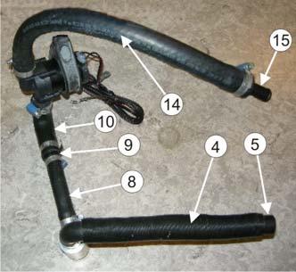 Vrid slangen (4) på toppen av el-pumpen in mot motorn och montera den på nedre uttaget på värmaren. Montera slangen (5) från röret på toppen av värmaren. OBS!