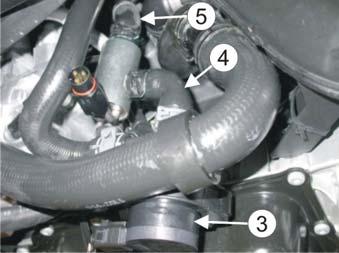 16/16 16 17 FA DEFA D N Demonter platen under motoren. Kapp vekk vinkelen (1) (ca. 60mm målt på den største radien) på slangen (2) som går fra toppen på el-pumpen (3) til røret.