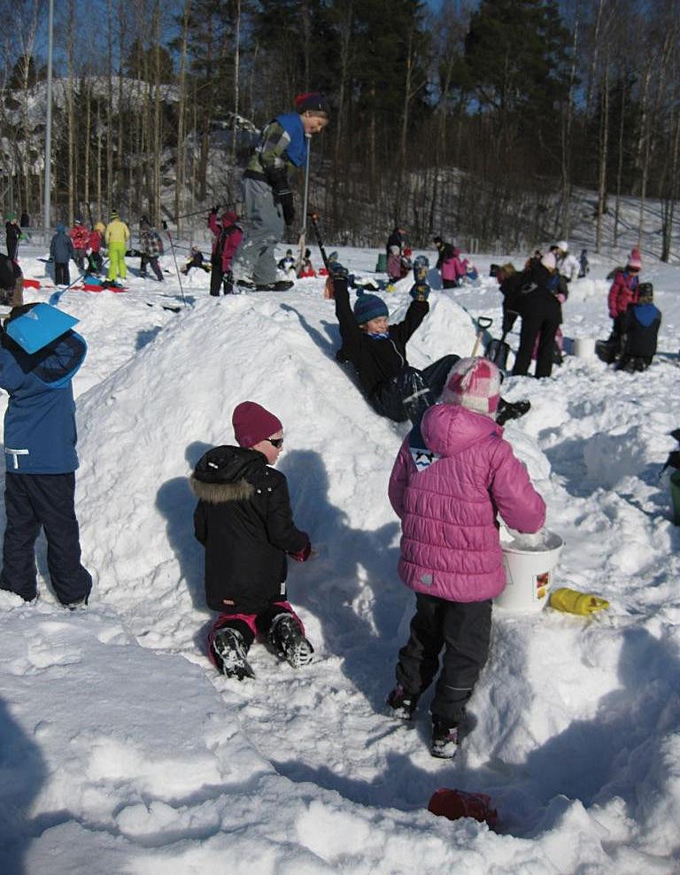 Osallistuin: EPT:n lumiveistoskisa Lauma Ketut kävivät kisaamassa EPT:n lumiveistoskisassa sunnuntaina 4.3.2012. Paikkana oli Leppävaaran urheilupuiston viereinen kenttä. Teemana oli Kalevala.