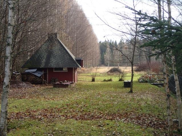 Halavasadon aluetta: keittokota, puutarhapalsta ja peltoalue taustalla. Rasinkankaan aluetta Pyhäjärven rannalla. 1.