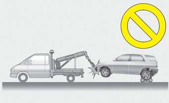 Etuvetoista ajoneuvoa voidaan hinata (ilman henkilöautodollya) takapyörien ollessa maassa ja etupyörien ilmassa.