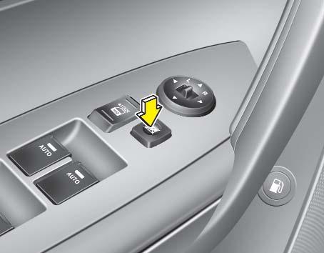 Autosi ominaisuudet OXM049018 Sähköikkunoiden lukituspainike Kuljettaja voi poistaa takamatkustajien sähköikkunoiden kytkimet käytöstä painamalla kuljettajan ovessa sijaitsevan sähköikkunoiden