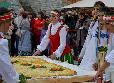 Lipun peräššä kulkuveheh ašettauvuttih kanšalaisjärještöjen etuštajat šekä kaikki halukkahat. Pruasniekkakulku aštu Studenčeskikävelykujah šuaten.