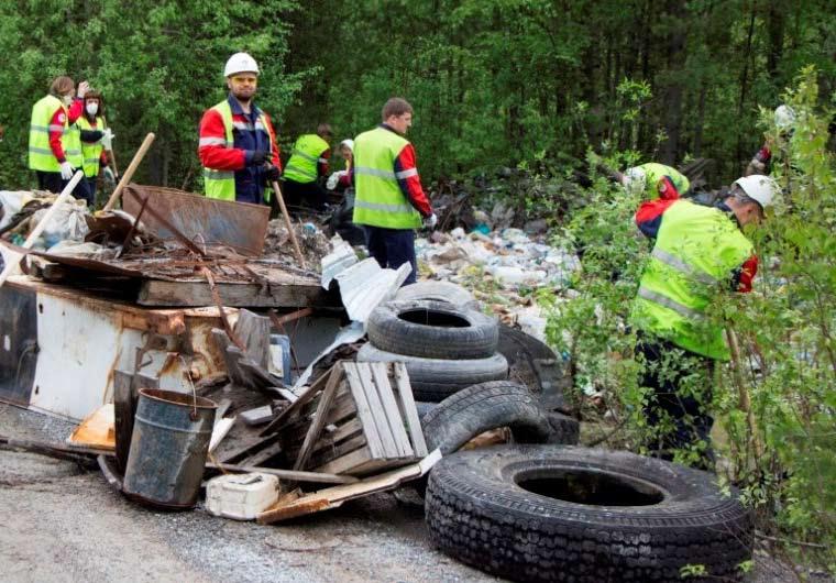 Ta vieläi lapiet, haravat ta ruhkašäkit kiäššä.