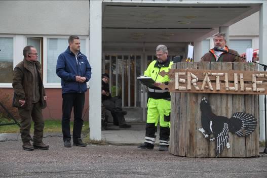 Vastaanottajina Sipoon kunnanhallituksen puheenjohtaja Ari Oksanen (toinen oikealta) sekä vapaa-ajan jaoston puheenjohtaja Henrik Möller Luokkastipendin saajana oli Höjdens