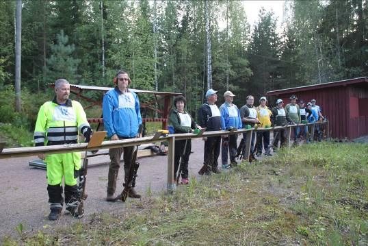 UUDENMAAN PIIRIN HALLITUKSEN JA TOIMIKUNTIEN AMMUNNAT 2016 Piirihallituksen ja toimikuntien ammunnat järjestettiin Jokelassa 10.8. Kilpailulajina oli tällä kertaa hirvikävely.