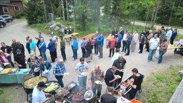 ulkopaisti kannatta leikellä hiukan pienemmiksi osiksi, grillata ne nopeasti ja nostella ne sivummalle vuokaan kannen alle tai kääriä folioon lepäämään ja mureutumaan lisää.