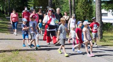 nujertamaan treffeille tulevien karavaanarien uskoa, että aina ennenkin näistä on selvitty. Hyvä niin. Alue oli täynnä, eli 300 uskalikkoa oli mukana.