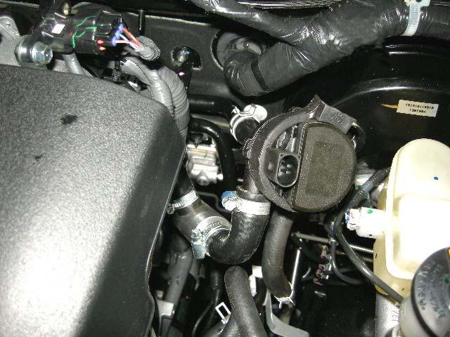 A Remove the heater device hose (1) between the fire wall and pipe (2) on the engine. Fit the enclosed long straight hose (3) on the pump s inner pipe stub.