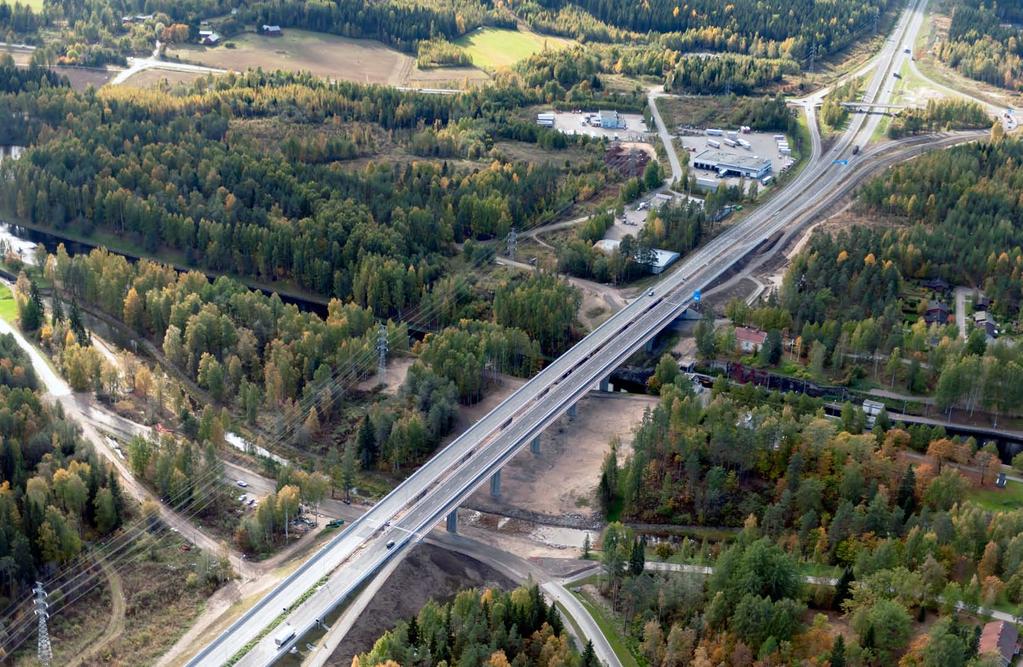 4 5 Projektipäällikön katsaus hankkeeseen Kuluneen talven aikana on Kuutostie-hankkeella saavutettu kaksi merkittävää tavoitetta: ensimmäisen rakennusurakan, Kärki-Muukko, vastaanottotarkastus on